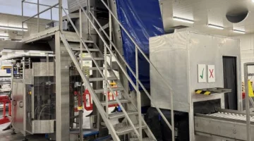 Newtec 4009 B2 Весовой дозатор с 1 машиной для упаковки в сетку, конвейерной лентой и столом для проверки роликов.