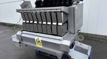Newtec 4009 B2 Весовой дозатор с 1 машиной для упаковки в сетку, конвейерной лентой и столом для проверки роликов.
