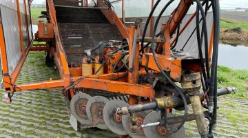 Nobels 2B harvesting machine with box lift