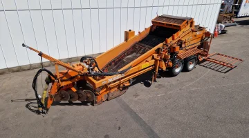 Nobels 2B harvesting machine with box lift