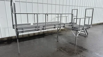 Plateforme de 485 x 165 cm avec rambarde et escalier