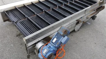 Elevator with bars and cleats