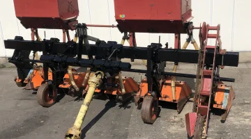 Coltivatore Pegoraro Interrow con 4 righe e 5 elementi.