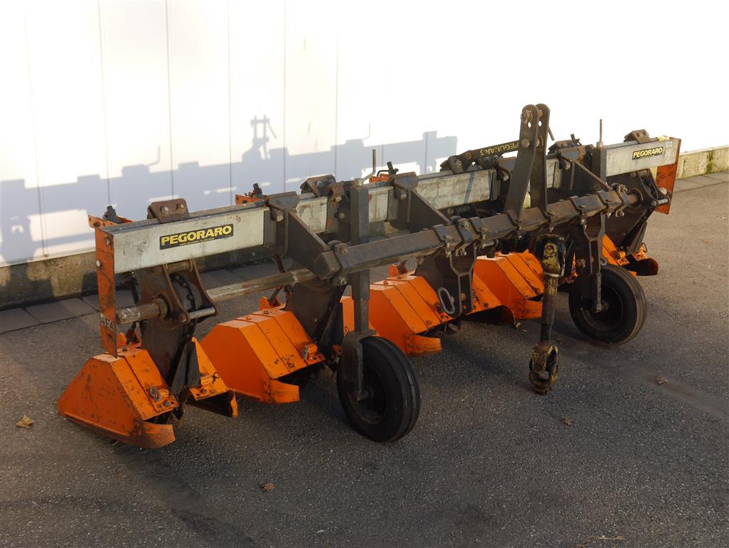 Pegoraro Interrow ����������� � 4 ������ � 5 ����������.