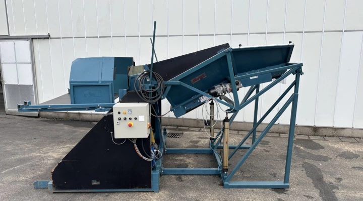 Perfect box tipper with hopper