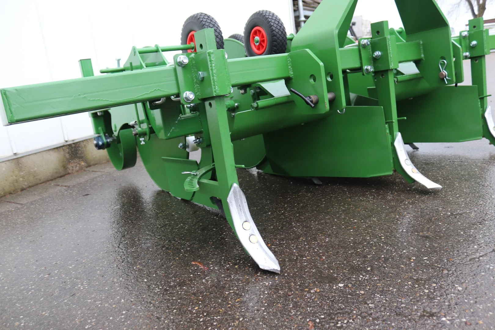 Guiding plates for ridges(attachment for foil layer) • Duijndam Machines