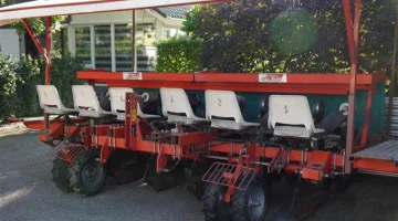 Gregoire Besson Plantadora de alho poró com 6 linhas