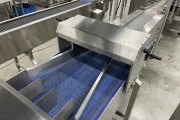 Proseal MC002 + slipmaster weighing line with 14 weighing positions for soft fruits with Slipstream lane divider