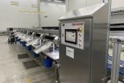 Proseal MC002 + slipmaster weighing line with 14 weighing positions for soft fruits with Slipstream lane divider