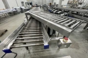 Proseal MC002 + slipmaster weighing line with 14 weighing positions for soft fruits with Slipstream lane divider