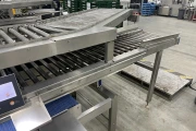 Proseal MC002 + slipmaster weighing line with 14 weighing positions for soft fruits with Slipstream lane divider