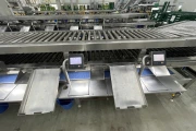 Proseal MC002 + slipmaster weighing line with 14 weighing positions for soft fruits with Slipstream lane divider