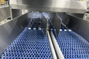 Proseal MC002 + slipmaster weighing line with 14 weighing positions for soft fruits with Slipstream lane divider