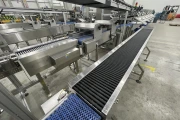 Proseal MC002 + slipmaster weighing line with 14 weighing positions for soft fruits with Slipstream lane divider