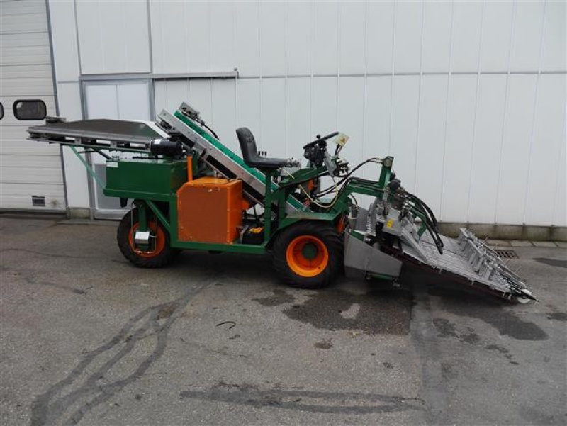 Koppert selfdriven harvester machine for radish. • Duijndam Machines