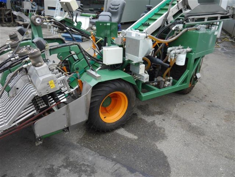 Koppert selfdriven harvester machine for radish. • Duijndam Machines