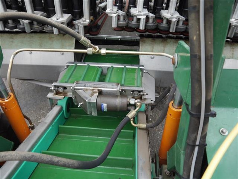 Koppert selfdriven harvester machine for radish. • Duijndam Machines