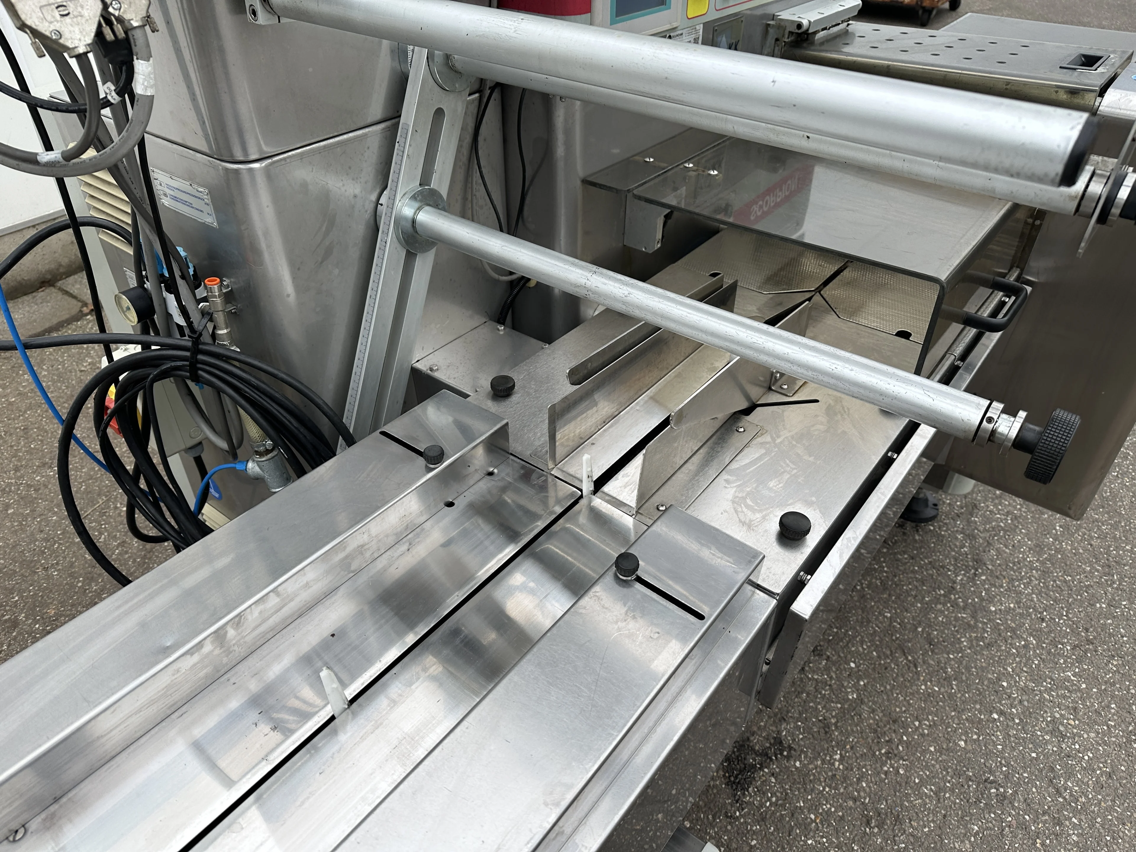 Record Scorpion E SE flow pack machine with inliner • Duijndam Machines