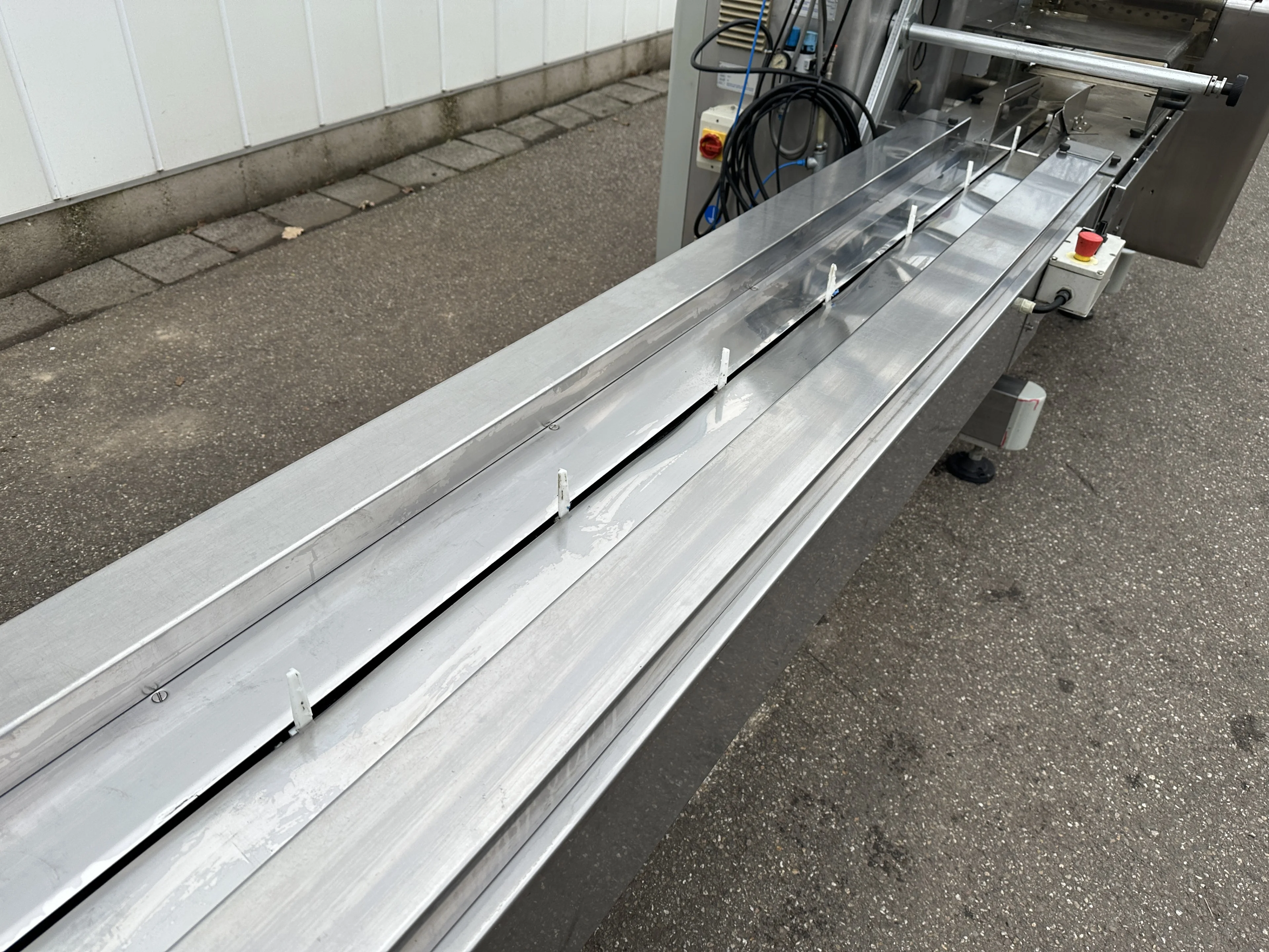 Record Scorpion E SE flow pack machine with inliner • Duijndam Machines
