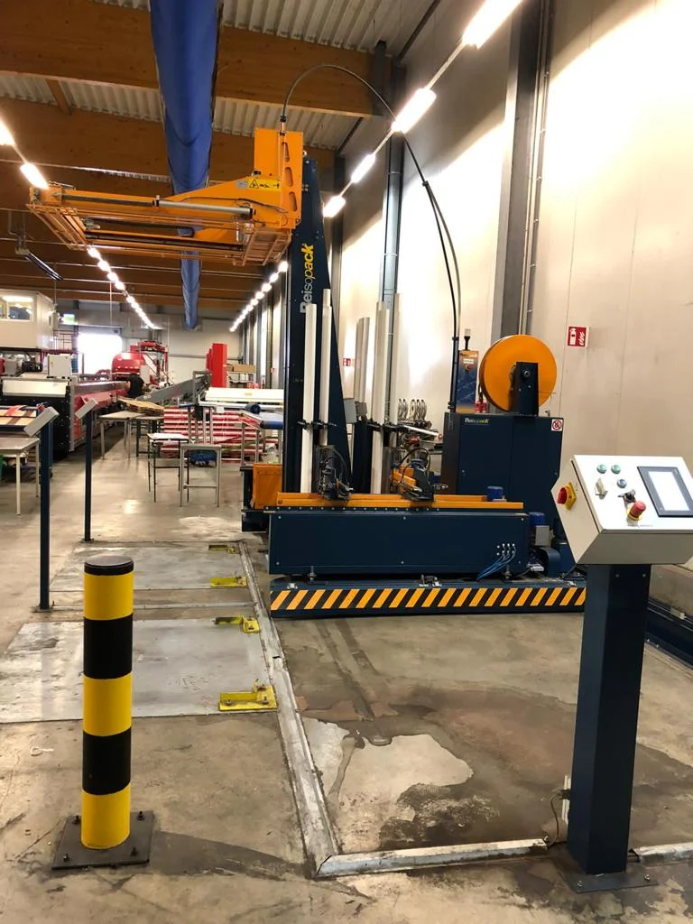 Reisopack 2915 automatic pallet strapping machine with pallet corners