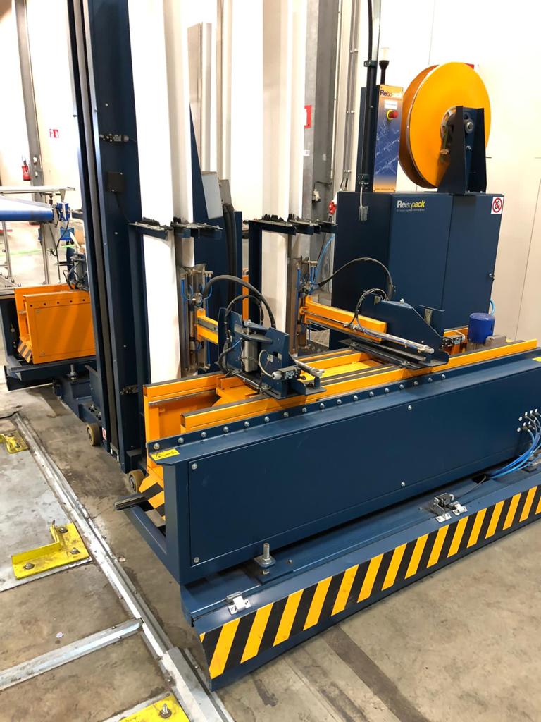 Reisopack 2915 automatic pallet strapping machine with pallet corners • Duijndam Machines