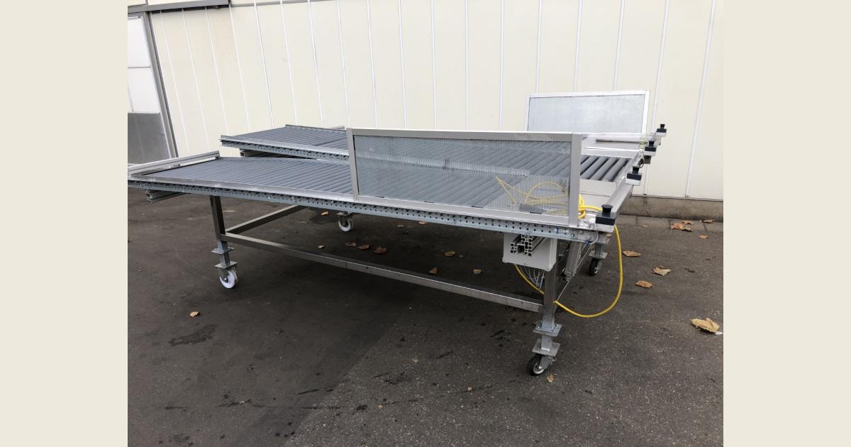 Roller conveyor table with box lift • Duijndam Machines