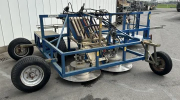 Roopack Spimaro spinach harvester With a conveyor belt that directly fills crates.