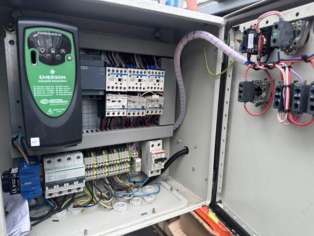 Schneider Agrar 3 M ������� �����a ����������� ���� 300 � 80