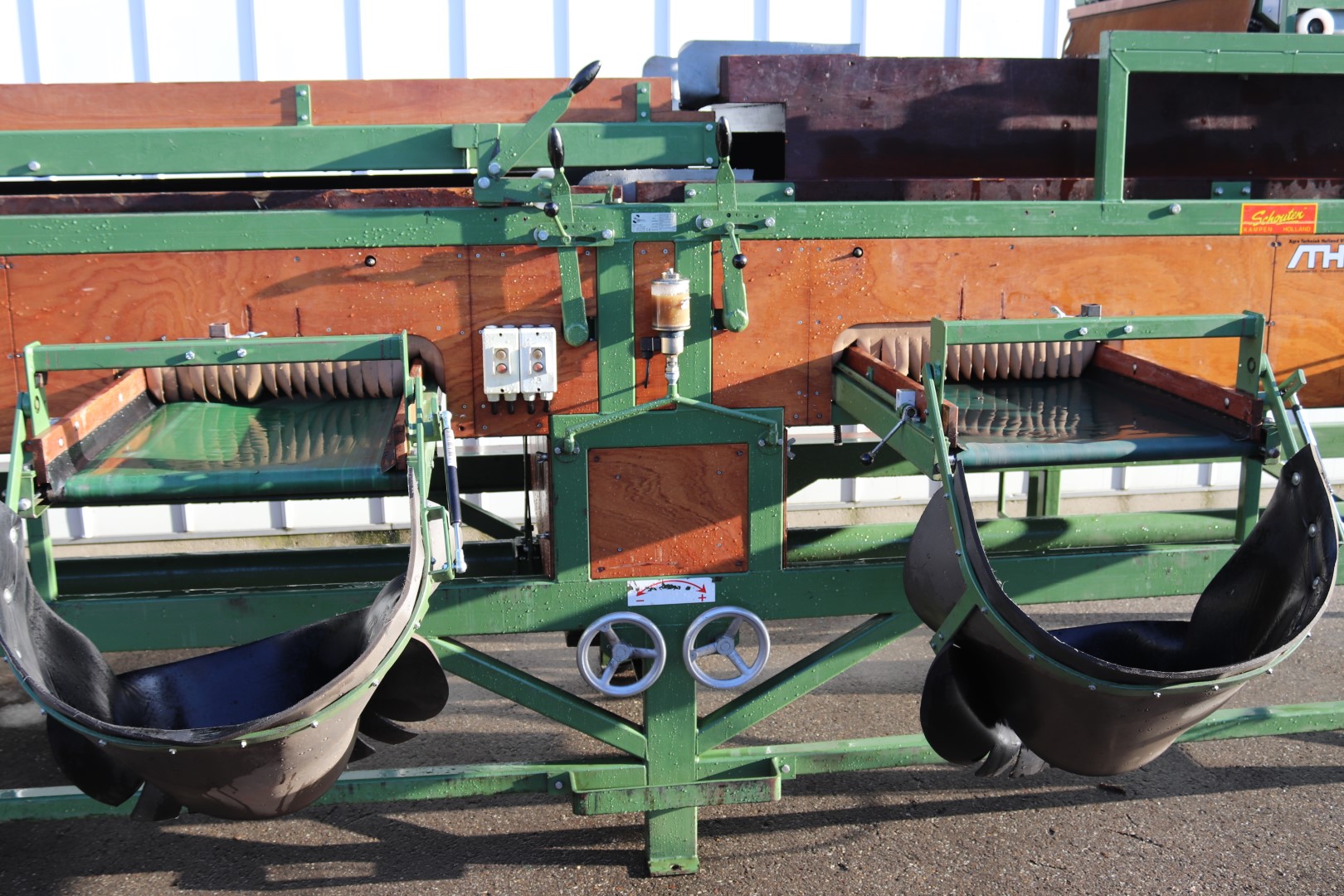 Schouten sorting machine with 7+1 conveyor outlets • Duijndam Machines