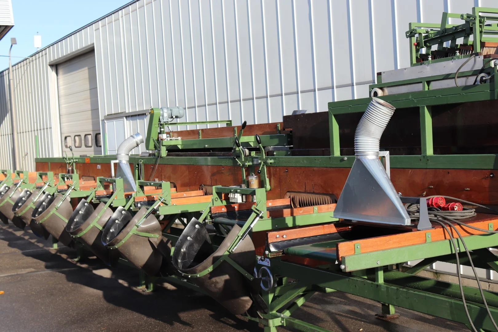 Schouten sorting machine with 7+1 conveyor outlets • Duijndam Machines
