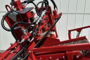 Simon S3B carrot harvester tractor-mounted, single-row with hopper