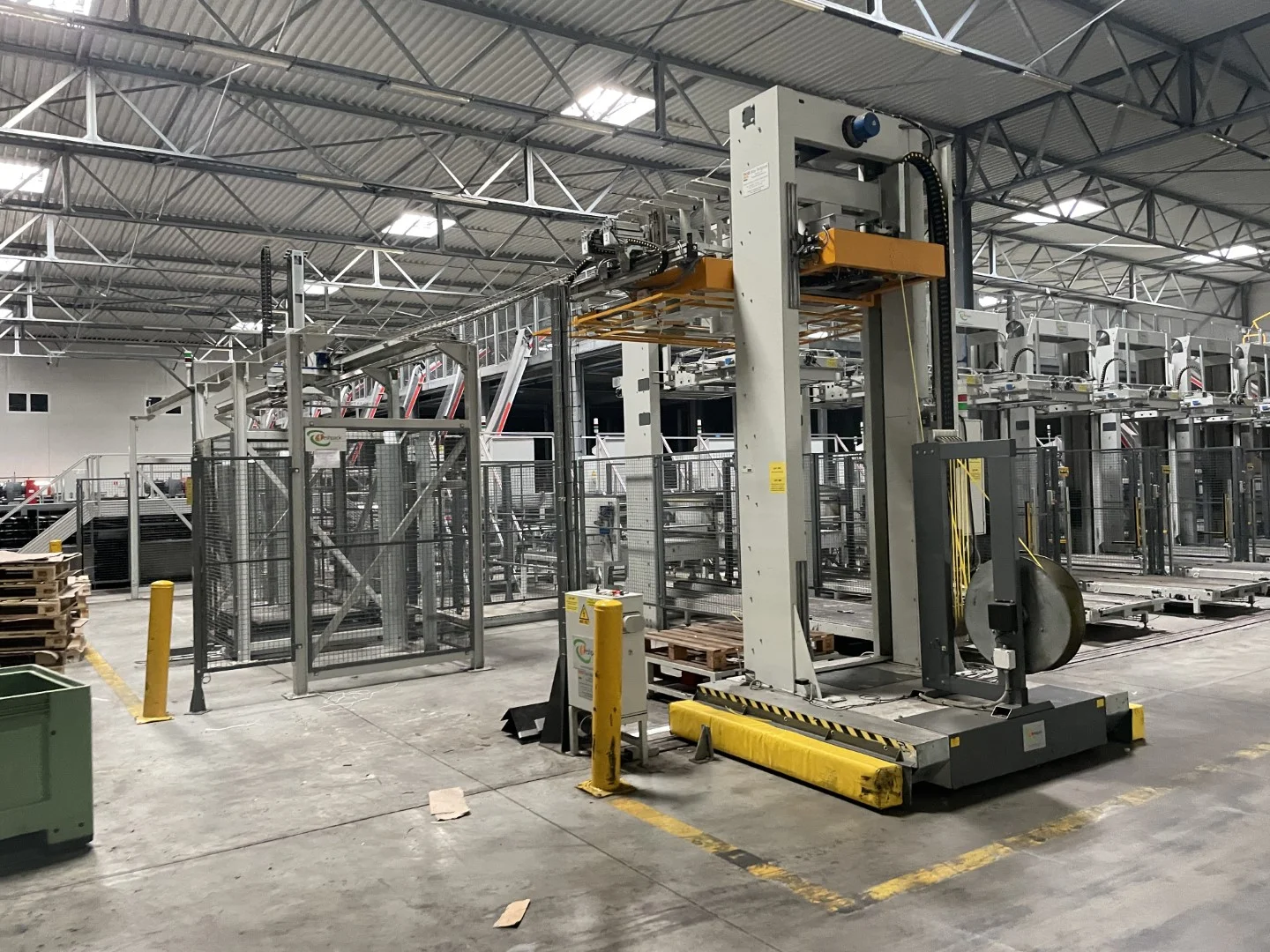 Sorma RM8 124 pallet strapping machine with corner strips on mobile ...