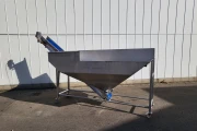 Stainless steel conveyor with bunker