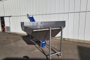 Stainless steel conveyor with bunker