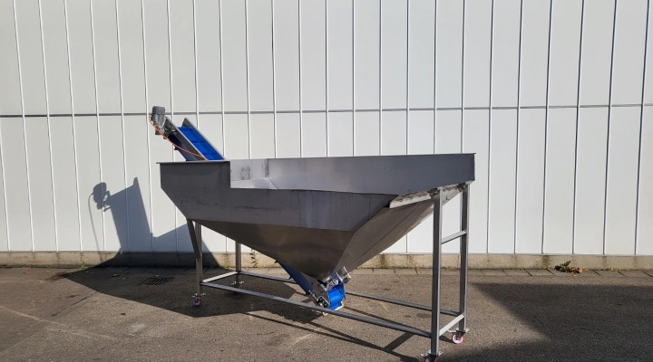 Stainless steel conveyor with bunker