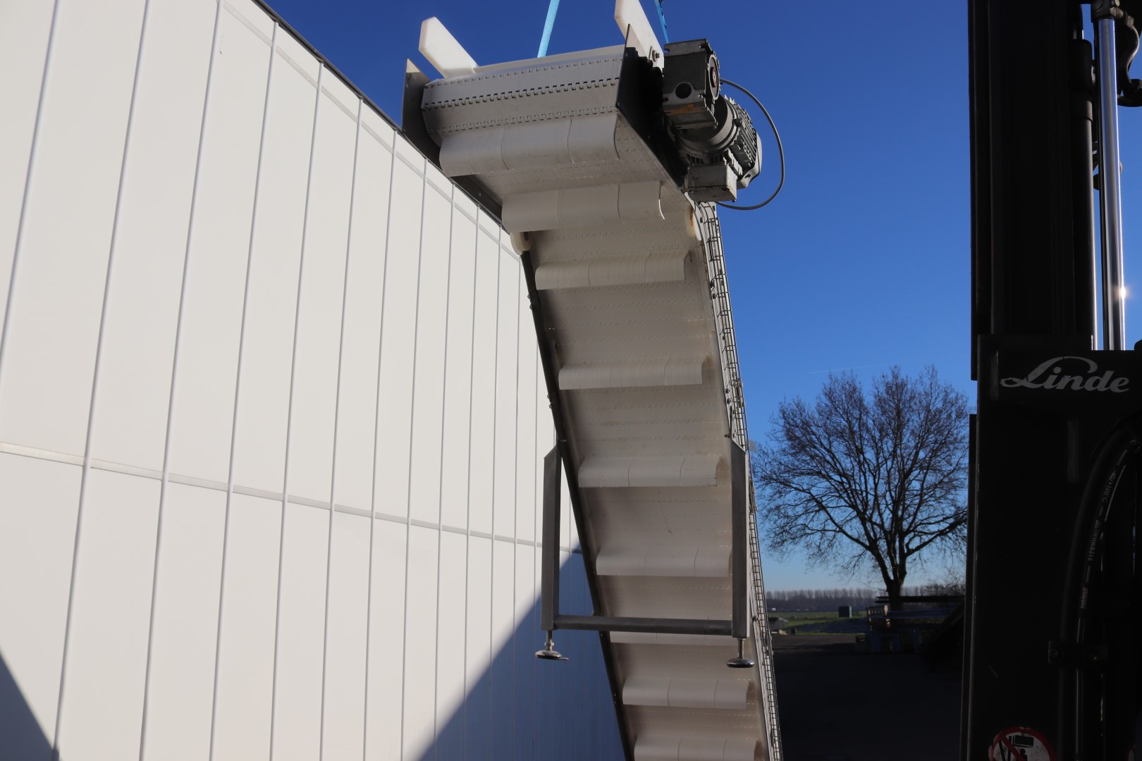 Stainless steel elevator with double knick