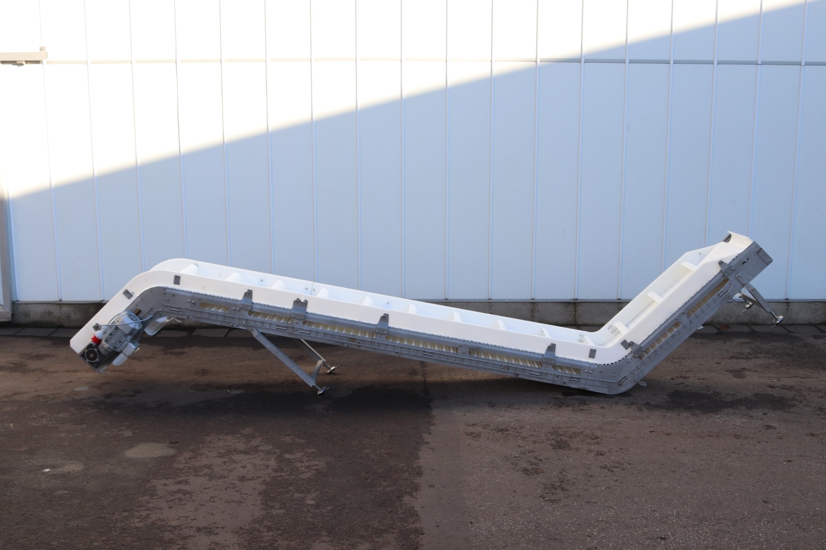 Stainless steel elevator with double knick