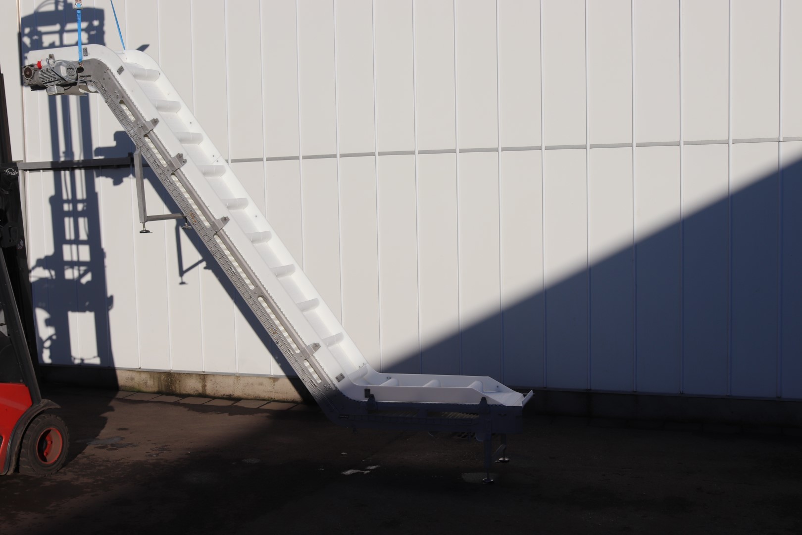 Stainless steel elevator with double knick