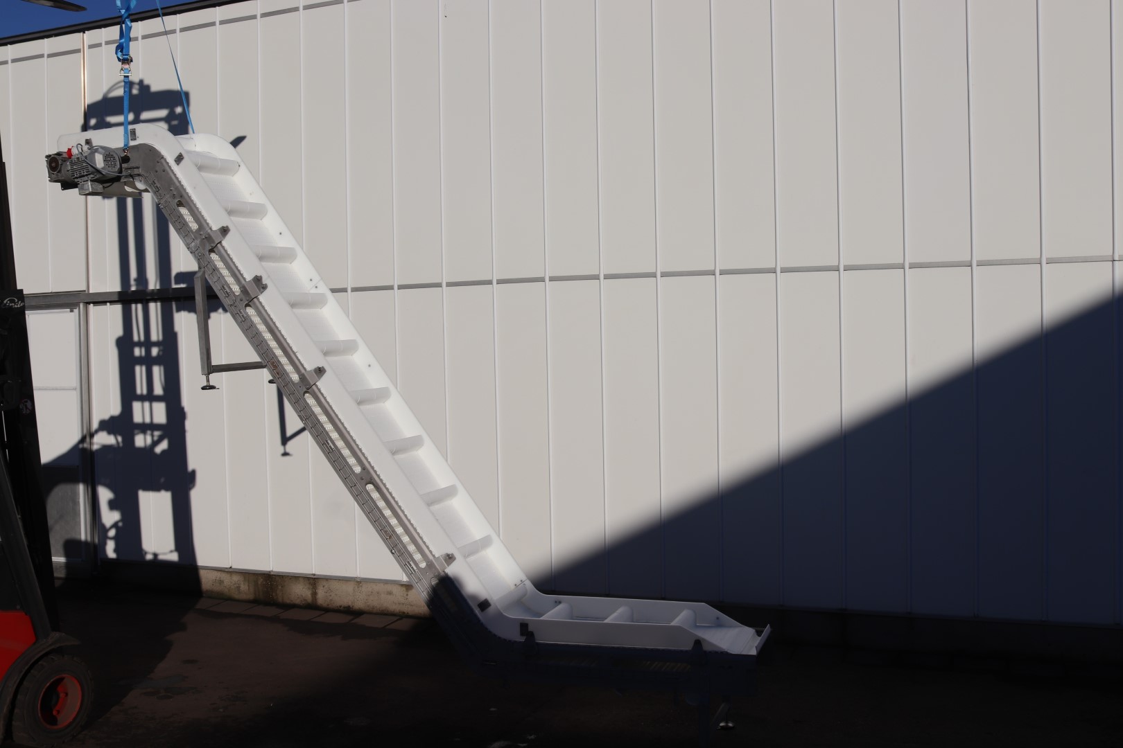 Stainless steel elevator with double knick