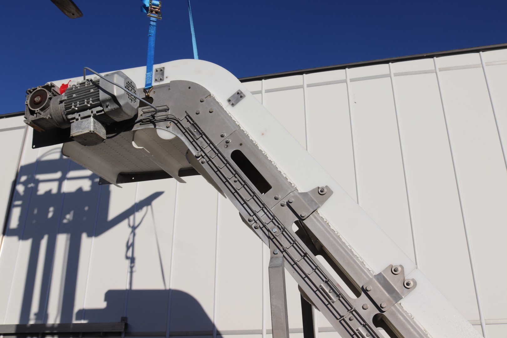 Stainless steel elevator with double knick