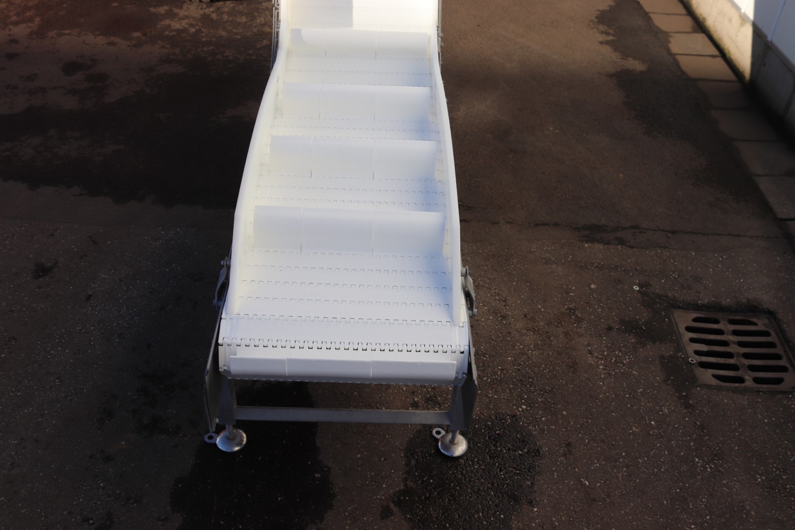 Stainless steel elevator with double knick