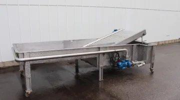 Stainless steel water dumper with roller conveyor elevator and pump