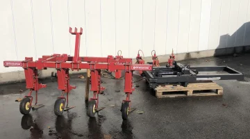 Steketee schoffelmachine en rijenspuit met hefmast