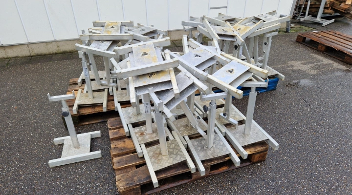 Supports for potted plant conveyors 15 cm wide