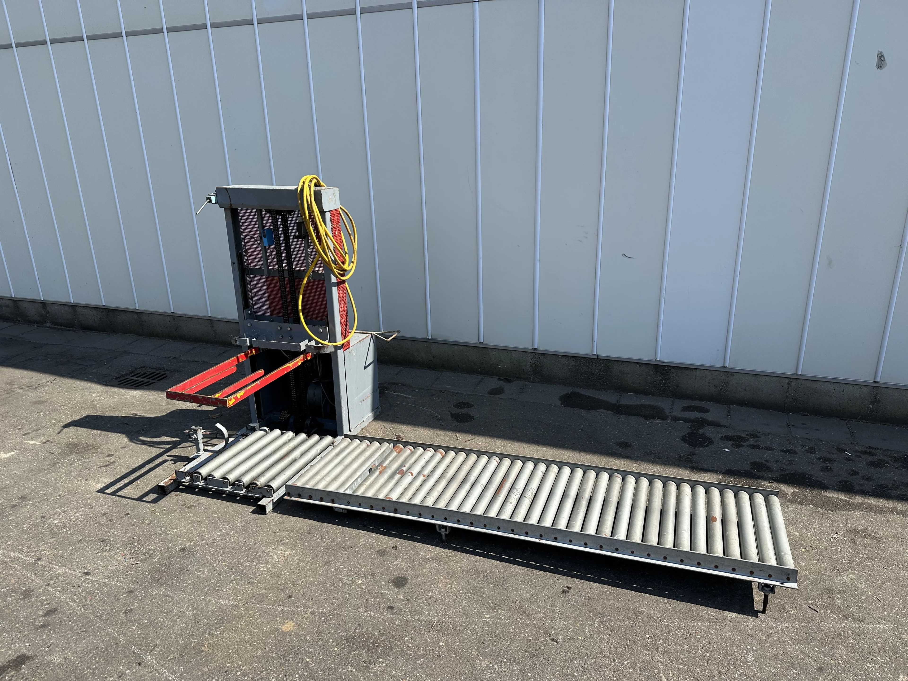 Taks box lift for cucumber boxes • Duijndam Machines