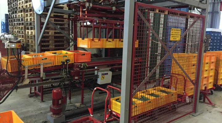 taks-unloading-cucumbers-boxes-harvesing-trolleys