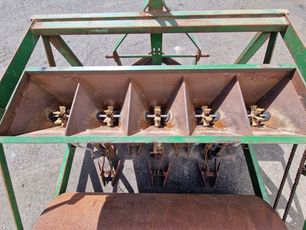 Thilot Mechanical seeder sowing machine 5 rows • Duijndam Machines