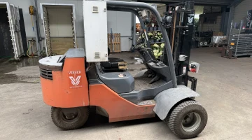 Toyota 02-8FDF15 motostivuitor cu casetă de direcție Visser și 3 furci cu lățime reglabilă