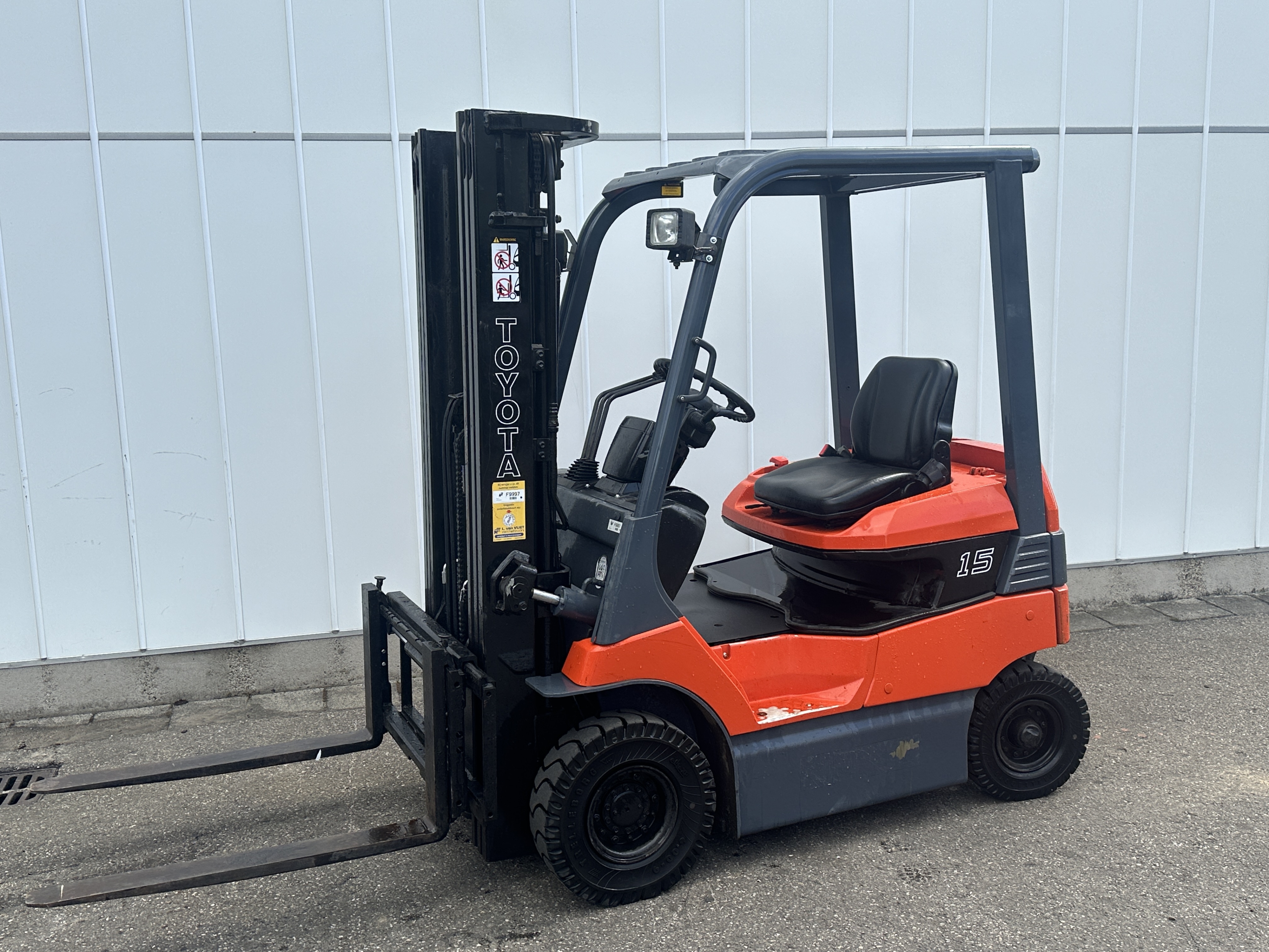 トヨタフォークリフト7FB15 トヨタ（TOYOTA）フォークリフト「7FB15」の特徴とバッテリーについて