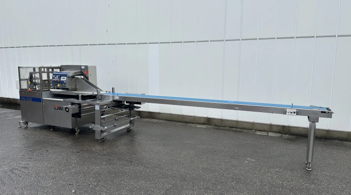 Ulma PV-350 flow pack machine with long infeed conveyor
